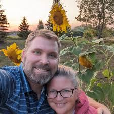 Who can officiate a wedding in Lindstrom, MN