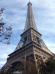 Mungkin kamu sudah tidak asing dengan sebutan menara eiffel yang merupakan ikon kota paris, di perancis. Melukis Putri Titian Di Bawah Menara Eiffel Bebasliburan Menara Eiffel Menara Bepergian
