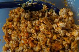 Morgens in grau und eingepackt mit nebel und mittags mit sonnenschein, sodass die blätter an den bäumen bunt leuchten. Susskartoffel Auflauf Mit Hackfleisch Und Feta