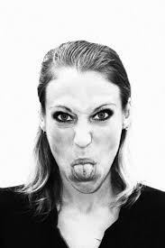 Moda Joven Retrato Pegando Lengua Fuera De La Cara Con Ira Blanco Y Negro Y  Maquillaje De Ojos Ahumados Foto de stock y más banco de imágenes de  Actitud