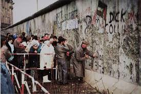 En las primeras horas de la mañana del 13 de agosto de 1961, en la frontera del sector soviético hacia berlín oeste se erigieron barreras temporales y . Muro De Berlin Historia Y Anecdotas Del Telon De Acero En Berlin Este