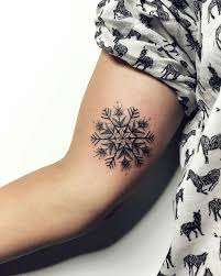 16 Stunning Tattoos By Sasha Kiseleva Tatouage Tatouage Flocon De Neige Et Tatouage Geometrique