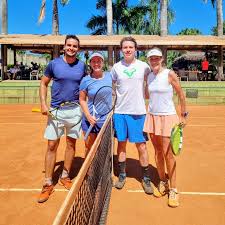 E os grandes campeões do Torneio de Duplas de Tênis deram um ...