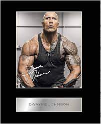 Whether he's kicking butt, tickling funny bones or (frequently) both, the rock has the uncanny ability to make almost every movie better just by. Amazon De Signiertes Foto Von Dwayne Johnson The Rock