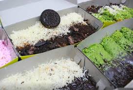 Different models usually accommodate three to ten riders sitting on a larger, main tube and resting their feet on two laterally flanking tubes which stabilize the boat. Punya Nama Unik Ini 9 Kuliner Pisang Kekinian Enak Di Malang