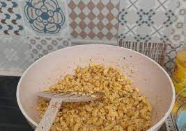 · masukkan potongan cilor dan makaroni kedalam pannya lalu tuang telur yang sudah dikocok tadi. Langkah Mudah Untuk Menyiapkan Maklor Sederhana Yang Enak Banget Resep Luna Maya