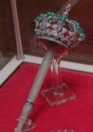 شخشيخه علي شكل التاج الملكي مصنوعه من البلاتين المرصع بالماس والزمرد والياقوت يتوسطها قبه من البلاتين مطليه بالمينا الملونه د egyptian history regalia antiques