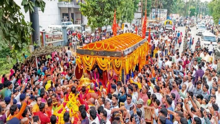 बस्तर दशहरा की 618 साल पुरानी परंपरा, दंतेवाड़ा से जगदलपुर के लिए निकली मां  दंतेश्वरी की डोली, दर्शन को उमड़ा जनसैलाब