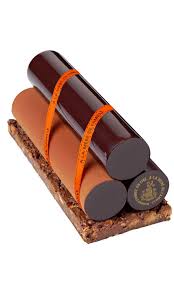 Dessert Aux 3 Chocolats Venezuela Perou Et Madagascar Sur Un Croustillant D Amandes Croquantes Gianduja Et Chocolat Noir Buche De Noel Chocolat Patisserie