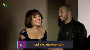Sevgilisi mustafa aksakallı, safiye gibi giyinip temizlik yapan mola'nın o anlarını sosyal medyadan paylaştı. Ezgi Mola Ile Sevgilisi Mustafa Aksakalli Kameralar Onunde Neden Ters Dustu Youtube