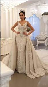 Trägt sie ein eher schlichtes und natürliches brautkleid, sollte die brautmutter nichts extravagantes und allzu ausgefallenes, sondern ebenfalls etwas zurückhaltendes aussuchen. Extravagante Brautkleider A Linie Hochzeitskleider Mit Spitze In 2021 Kleid Hochzeit Hochzeitskleid Extravagant Hochzeitskleid Spitze