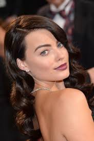 Margot's popularity in australia rises but it was far from her glamorous style in hollywood. Margot Robbie Dyes Hair
