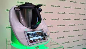 Parece que todo el mundo tiene que saber qué es una thermomix, porque siempre hay alguien conocido que la tiene, pero por si alguien no sabe de qué estamos hablando, os diré que se trata de un robot de cocina. Thermomix Tm6 El Rey De La Cocina Se Renueva Con Mas Modos Y Wifi Integrado Economiahoy Mx