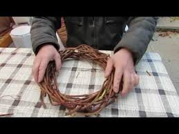 Diy Fruhlings Deko Kranz Binden Mit Zweige Schnell Einfach I Krans Maken I Making A Twig Wreath Youtube Kranz Flechten Kranz Binden Reben