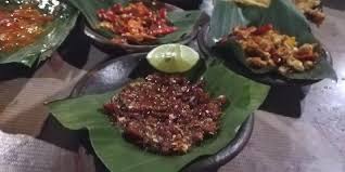 Di beberapa daerah di indonesia tengah, makan pisang goreng enaknya sambil di celup sambal petis. Sambal Di Waroeng Ss Bisa Laku Sejuta Porsi Sebulan Favoritnya Travel Tempo Co