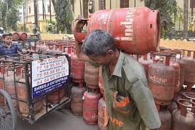 LPG Gas Supply: बुकिंग के 60 घंटे में घर पहुंचेगी डिलीवरी, पैनिक बुकिंग न  करने की सरकार की अपील