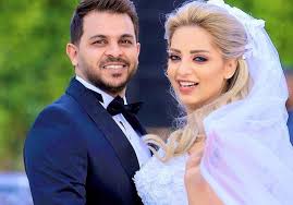 علمت مصر العربية أن أسباب انفصال المطرب محمد رشاد والإعلامية مي حلمى، تعود لظروف مادية صعبة تعرض لها الزوج، ومن ثم تراكمت عليه الديون، إلا أن زوجته هجرته ولم تقف بجواره في محنته. Ø¨Ø¹Ø¯ Ø²ÙˆØ§Ø¬Ù‡Ø§ Ù…Ù† Ù…Ø­Ù…Ø¯ Ø±Ø´Ø§Ø¯ Ù…ÙŠ Ø­Ù„Ù…ÙŠ ØªØ³Ø®Ø± Ù…Ù† Ø§Ù„Ø´Ø§Ù…ØªÙŠÙ† Ù…Ø¬Ù„Ø© Ø³ÙŠØ¯ØªÙŠ