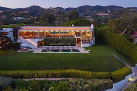 As of 2017 the malibu brand is owned by pernod ricard. Ron Meyer Sells Malibu Mansion In One Of California S Biggest Ever Deals Wsj