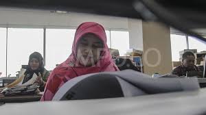 Pemerintah melalui kementerian agama bersama sejumlah pihak memutuskan awal puasa pada besok, jumat (24/4). Teken Kepres Jokowi Tetapkan Cuti Bersama Idul Fitri Pns Selama 3 Hari Bisnis Tempo Co