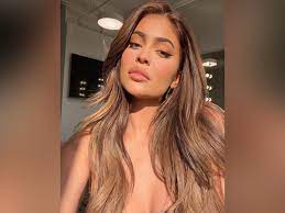 By signing up for sms, you agree to receive recurring automated marketing text messages from kylie skin at the cell number used when signing up. Kylie Jenner Flaunts Perfectly Toned Figure In Latest Post Says It S The Weekend