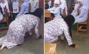 Jika tidak bersebab ibu bapa boleh membuat aduan menggunakan saluran aduan yang betul dan bukan bertindak sendiri. Ibu Biadap Paksa Guru Merangkak Video Buzzkini
