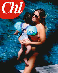 «la sardegna è fuori dal tempo e dalla storia». Maria Elena Boschi In Vacanza Eco Chic Con La Famiglia Il Bikini E Azzeccato Luxgallery It