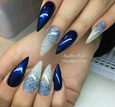 Las uñas azul marino son la nueva sensación que nunca pasara de moda aun con las nuevas tendencia en colores. Unas Azul Marino Plata Unas Color Azul Unas Azules Unas Azul Rey