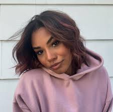 Nikki Braden's Instagram, Twitter & Facebook