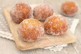 Unire la farina, le uova, l'olio, il sale e il lievito precedentemente sciolto in poca acqua tiepida. Bomboloni Di Patate Alla Nutella Sofficissimi E Golosi