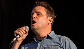 Abgründiges Blau. Ein Versuch über Michael Pinter.