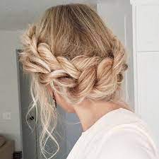 Inspiration Romantique Couronne De Tresse Floutee Vous Elle Est Dans Nos Favoris Updo Braids Bridet Coiffure Tendances Coiffures Idees De Coiffures