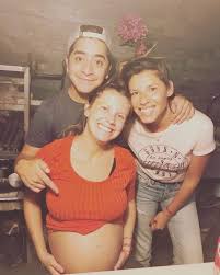 El carismático actor fernando godoy y su pareja, ornella dalbosco, celebran una fecha muy especial, ya que su pequeña hija lua cumplió tres años de vida. Hermanos Mas Alla De La Ficcion La Tierna Foto De Dayana Amigo Y Fernando Godoy En Espera De La Primera Hija Del Actor Tecache Cl