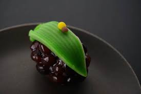 笹蛍 sasahotaru 上生菓子の鹿の子です 練切餡のまわりに鹿の子豆をつけ 練切で笹にとまった蛍を表現しています 6 21現在販売しております japanese sweets japanese sweets wagashi wagashi