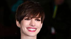 Anne hathaway kurze vollspitzen wellen schwarze echthaar perücke. Auch Die Tranen Waren Echt Panorama