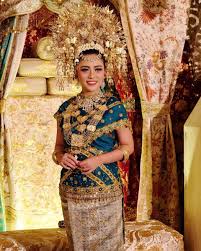 The national costume of indonesia is the national costume that represents the republic of indonesia. 8 Popular Indonesian Traditional Clothes Worth Acknowledging
