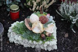 Drop in revenue due to investment in . Herzformiges Gesteck Auf Einem Grab Stock Foto Adobe Stock