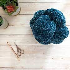 Happy heart pillow crochet pattern free download new year's knot bag crochet pattern free download gwendolyn knit cap free download The Mare Knot Pillow By Debrosse Spin A Yarn Crochet