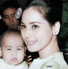 Setidaknya ada dua hal yang lekat dalam memori. Potret Ratna Sari Dewi Istri Soekarno Saat Gendong Anak Cantiknya Enggak Ketulungan Merdeka Com Line Today