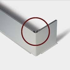 El zócalo impide la entrada de suciedad debajo de los muebles, además de ser un elemento decorativo en el conjunto al combinar normalmente con el el más utilizado por su versatilidad y durabilidad a día de hoy es el zócalo de aluminio , normalmente fabricado en pvc con una lamina de aluminio en su. Multi Angulo Para Zocalo De Aluminio Para Muebles De Cocina