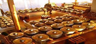 Jika diperhatikan bentuknya, alat musik jawa timur ini memiliki bentuk yang sangat mirip dengan gamelan yang merupakan alat musik tradisional jawa tengah. Alat Musik Tradisional Jawa Timur Nama Gambar Penjelasan