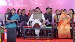 फूलों का तारों का...', गाते-गाते सीएम मोहन यादव ने लाड़ली बहनों को दिया गिफ्ट, 1500 के साथ मिला 250 रुपये का शगुन - India TV Hindi
