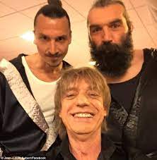 Le livre numérique (en anglais : Zlatan Ibrahimovic And Sebastian Chabal Stage Boxing Match For Charity Concert Daily Mail Online