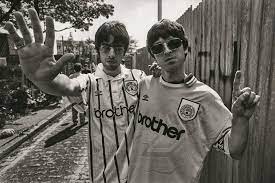 Nel 2014, per la serie chasing the sun di big brother recordings, fu annunciata la ristampa dei primi tre album degli oasis in edizioni rimasterizzate e con contenuti bonus rari ed esclusivi. Britpop Photographer Kevin Cummins Revisits The 90s Bbc News