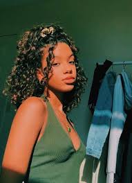 Here's a genius hairstyle that tighter curl patterns can pull off. ð©ð¢ð§ð­ðžð«ðžð¬ð­ ð¨ð«ð¥ð±ð§ðžð¯ð¥ð² Aesthetic Hair Cute Curly Hairstyles Medium Length Hair Styles