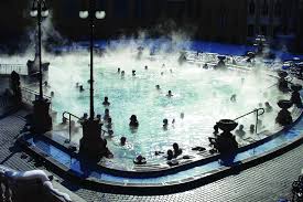 Fui em pleno inverno, com temperaturas exteriores negativas o que torna a experiência nas termas ainda melhor. Termas De Budapeste As 18 Piscinas Mais Famosas E Beneficios A Saude Ares Do Mundo