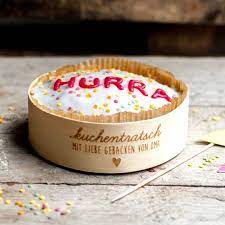 Alle torten, die sich online bestellen lassen, liefern wir mithilfe unseres zustelldienstes. Freude Schenken Mit Oma Irenes Hurra Kuchen Per Post Kuchentratsch
