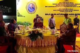 Kalau dia ambil elaun istana beli plet tu pun maknanya dia pulangkan balik kat kerajaan malaysia. Sultan Perak Berkenan Berangkat Ke Majlis Silaturahim Aidilfitri Rajd Air Times News Network