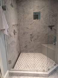 Abgetrennte Dusche Aus Marmor Mit Interessanter Fliesenanordnung Am Boden In 2020 Ebenerdige Dusche Dusche Badezimmer