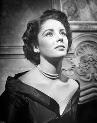 Het portret van Elizabeth Taylor met een parelketting