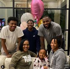 Miami rapper, da real lambo, has brought forward new allegations about the nba player's, infidelity to his wife, savannah james. Lebron James Wife Savannah Is The Center Of Attention In This Family Photo She Is Gorgeous